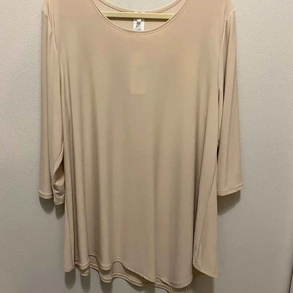 Come n See 1XL tan top new with tags, rounded neck, very flattering - Picture 3 of 10